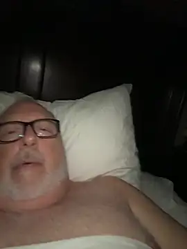 Snapshot of superbearboss chatting on 11.18.25 superbearboss online show from 11.18.25