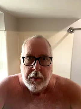 Snapshot of superbearboss chatting on 11.20.25 superbearboss online show from 11.20.25