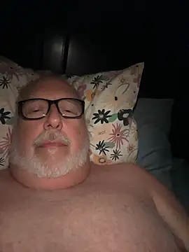 Snapshot of superbearboss chatting on 11.23.25 superbearboss online show from 11.23.25