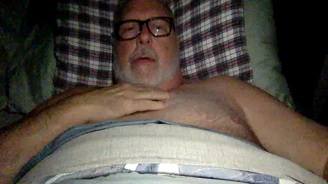 Snapshot of superbearboss chatting on 11.24.25 superbearboss online show from 11.24.25