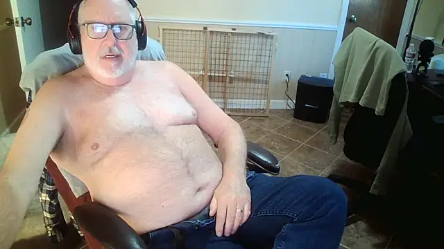 Snapshot of superbearboss chatting on 11.25.25 superbearboss online show from 11.25.25