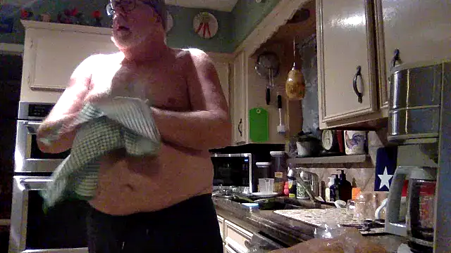 Snapshot of superbearboss chatting on 11.28.25 superbearboss online show from 11.28.25