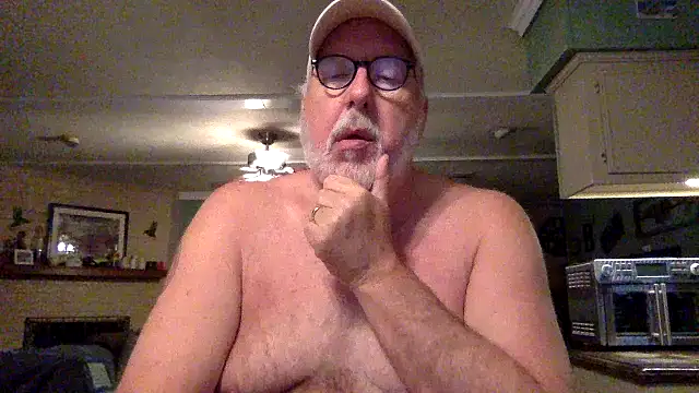 Snapshot of superbearboss chatting on 11.30.25 superbearboss online show from 11.30.25