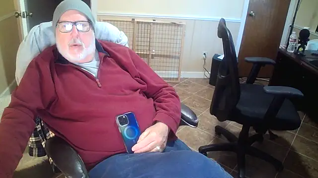 Snapshot of superbearboss chatting on 12.02.25 superbearboss online show from 12.02.25