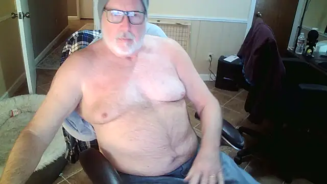 Snapshot of superbearboss chatting on 12.03.25 superbearboss online show from 12.03.25