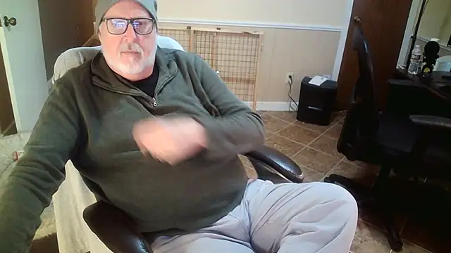 Snapshot of superbearboss chatting on 12.04.25 superbearboss online show from 12.04.25