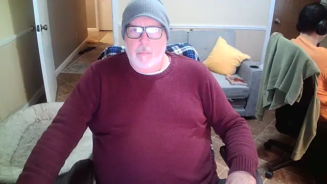 Snapshot of superbearboss chatting on 12.15.25 superbearboss online show from 12.15.25