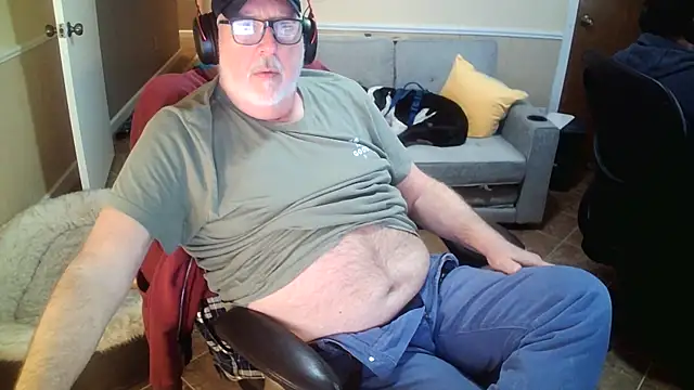 Snapshot of superbearboss chatting on 12.17.25 superbearboss online show from 12.17.25