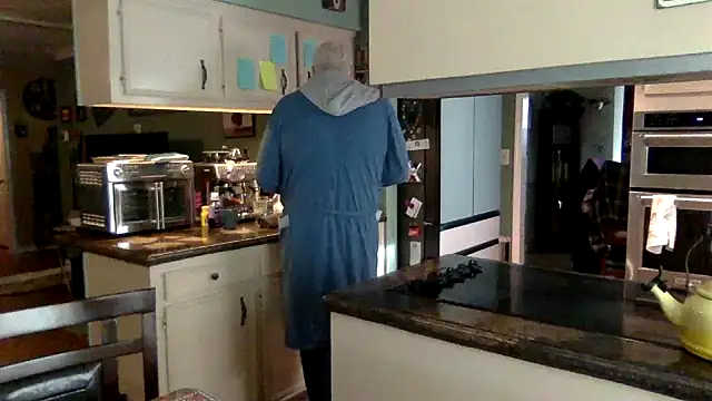 Snapshot of superbearboss chatting on 12.19.25 superbearboss online show from 12.19.25