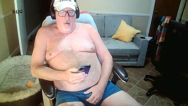 Snapshot of superbearboss chatting on 12.20.25 superbearboss online show from 12.20.25