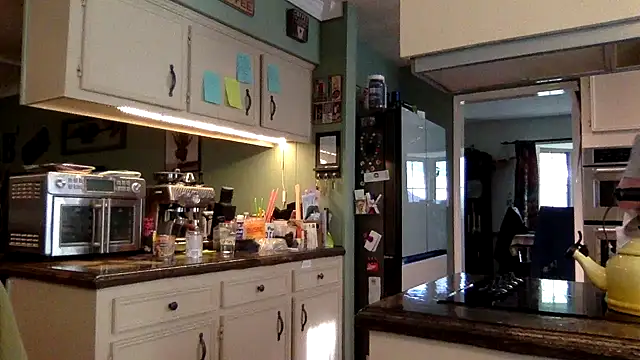 Snapshot of superbearboss chatting on 12.20.25 superbearboss online show from 12.20.25