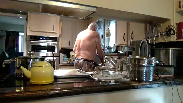 Snapshot of superbearboss chatting on 12.21.25 superbearboss online show from 12.21.25