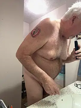 Snapshot of superbearboss chatting on 12.22.25 superbearboss online show from 12.22.25