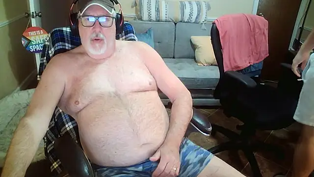 Snapshot of superbearboss chatting on 01.07.26 superbearboss online show from 01.07.26