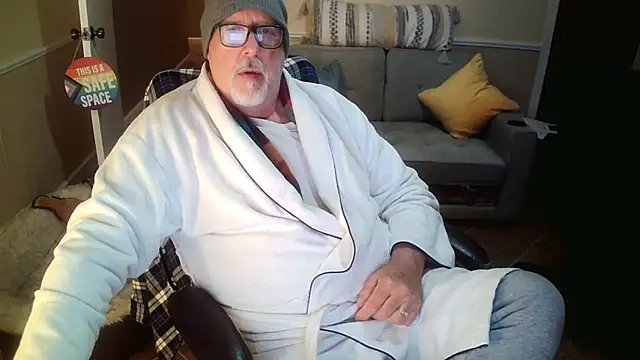 Snapshot of superbearboss chatting on 01.13.26 superbearboss online show from 01.13.26