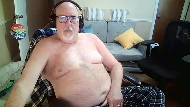 Snapshot of superbearboss chatting on 01.17.26 superbearboss online show from 01.17.26