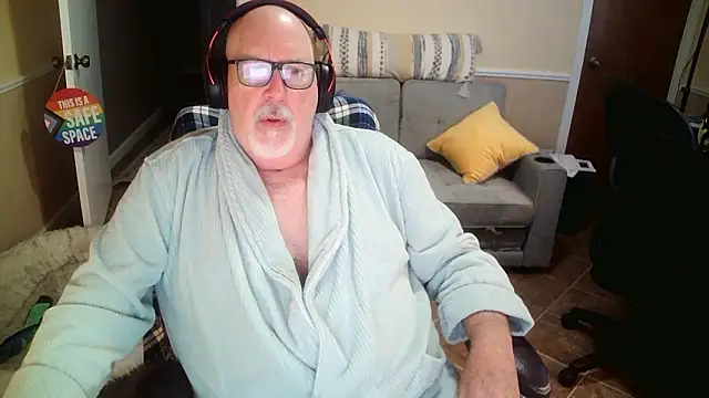 Snapshot of superbearboss chatting on 01.18.26 superbearboss online show from 01.18.26