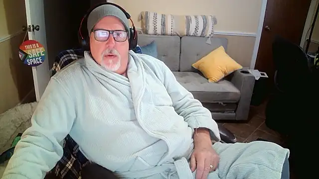 Snapshot of superbearboss chatting on 01.19.26 superbearboss online show from 01.19.26