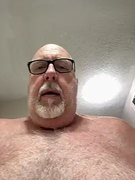 Snapshot of superbearboss chatting on 02.15.26 superbearboss online show from 02.15.26