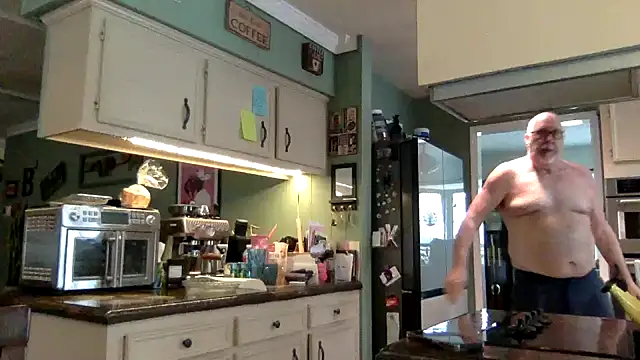 Snapshot of superbearboss chatting on 02.20.26 superbearboss online show from 02.20.26