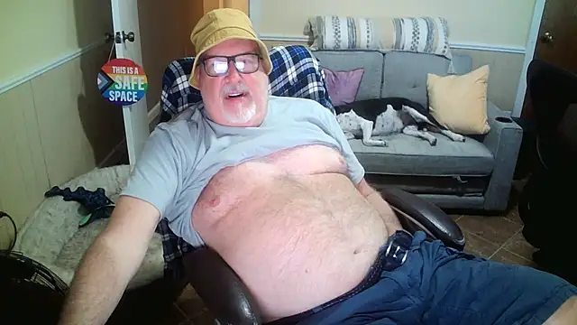 Snapshot of superbearboss chatting on 02.21.26 superbearboss online show from 02.21.26