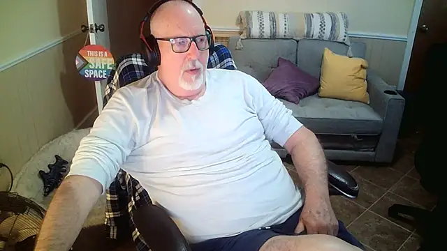 Snapshot of superbearboss chatting on 02.27.26 superbearboss online show from 02.27.26