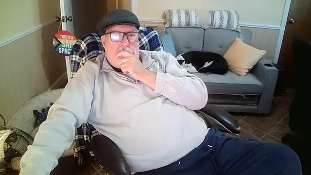 Snapshot of superbearboss chatting on 03.16.26 superbearboss online show from 03.16.26