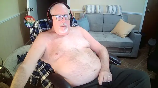 Snapshot of superbearboss chatting on 03.18.26 superbearboss online show from 03.18.26