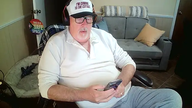 Snapshot of superbearboss chatting on 03.19.26 superbearboss online show from 03.19.26