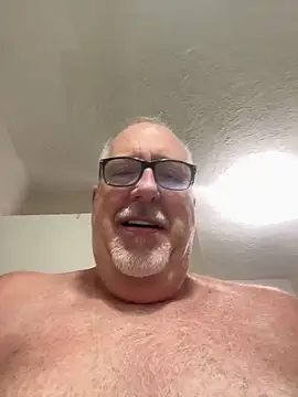 Snapshot of superbearboss chatting on 03.27.26 superbearboss online show from 03.27.26