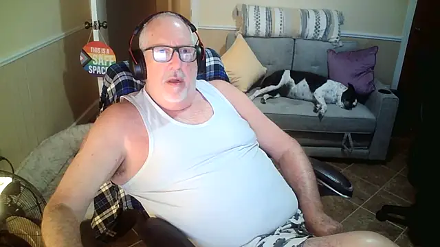 Snapshot of superbearboss chatting on 03.31.26 superbearboss online show from 03.31.26