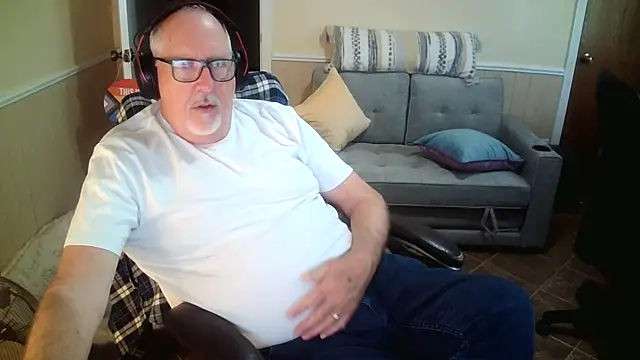 Snapshot of superbearboss chatting on 03.31.26 superbearboss online show from 03.31.26