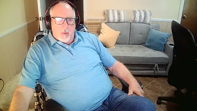 Snapshot of superbearboss chatting on 04.14.26 superbearboss online show from 04.14.26