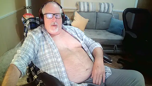 Snapshot of superbearboss chatting on 04.15.26 superbearboss online show from 04.15.26