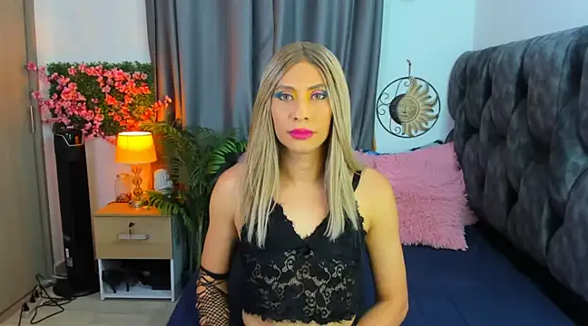 Snapshot of davinaclaire chatting on 03.05.25 davinaclaire online show from 03.05.25