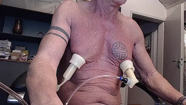 Snapshot of munichrubber chatting on 12.22.25 munichrubber online show from 12.22.25