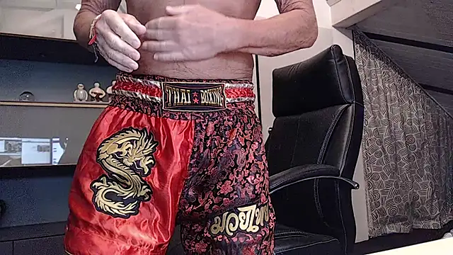 Snapshot of munichrubber chatting on 04.02.26 munichrubber online show from 04.02.26