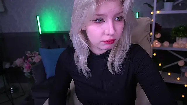 Snapshot of SelenaIris chatting on 03.18.25 SelenaIris online show from 03.18.25