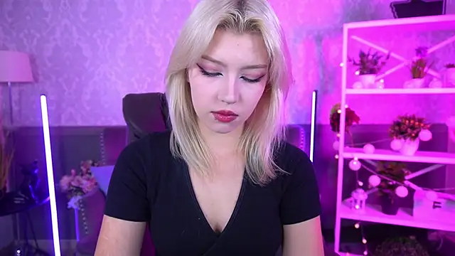 Snapshot of SelenaIris chatting on 09.15.25 SelenaIris online show from 09.15.25