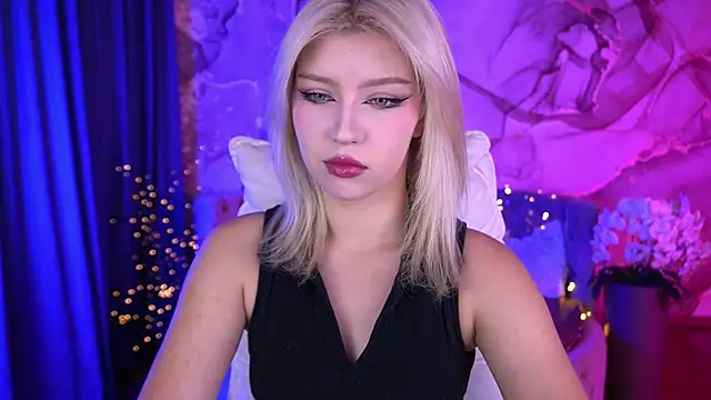 Snapshot of SelenaIris chatting on 09.18.25 SelenaIris online show from 09.18.25