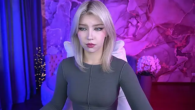 Snapshot of SelenaIris chatting on 09.26.25 SelenaIris online show from 09.26.25