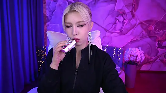 Snapshot of SelenaIris chatting on 10.03.25 SelenaIris online show from 10.03.25