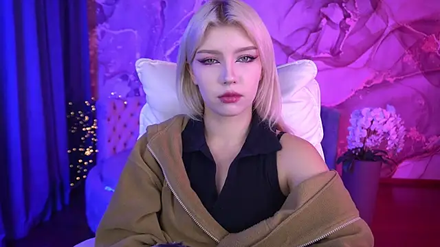 Snapshot of SelenaIris chatting on 10.11.25 SelenaIris online show from 10.11.25