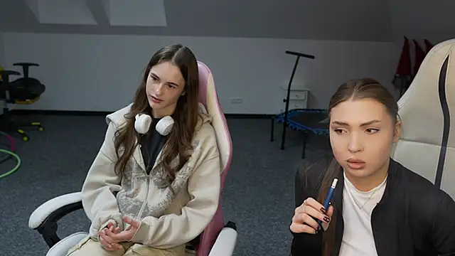 Snapshot of Billie054 chatting on 11.08.25 Billie054 online show from 11.08.25