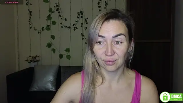 Snapshot of Kiss_julli88I chatting on 12.17.25 Kiss julli88I online show from 12.17.25