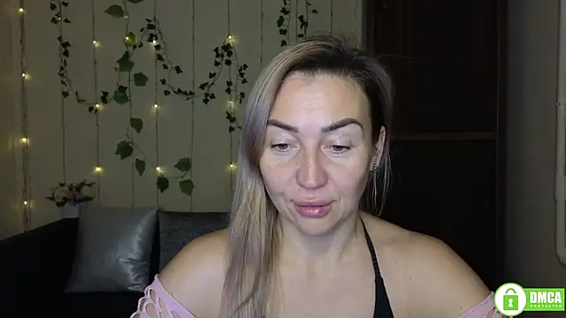 Snapshot of Kiss_julli88I chatting on 12.18.25 Kiss julli88I online show from 12.18.25