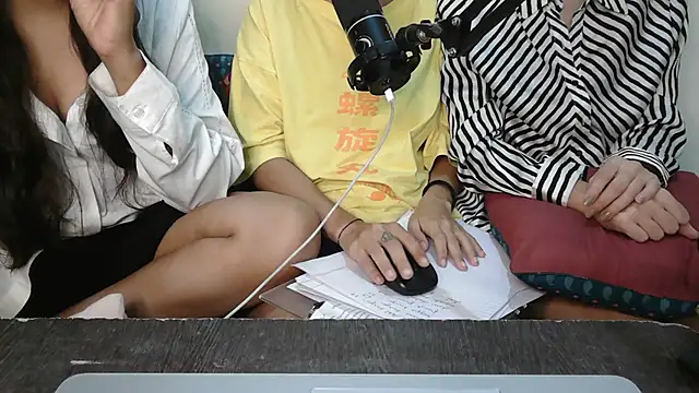 NaughtyThrouple007 online show from 09.12.25