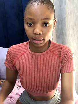 Snapshot of BondiBitch chatting on 11.13.25 BondiBitch online show from 11.13.25