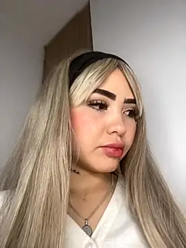 Mia cullen  online show from 10.12.25