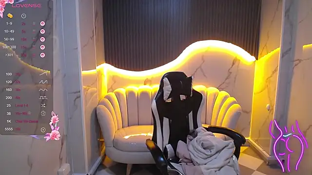 Snapshot of _wendy_b chatting on 10.16.25 wendy b online show from 10.16.25